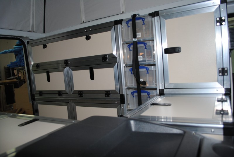 Land Rover Defender 110 Case Maker Möbel mit viel Stauaum