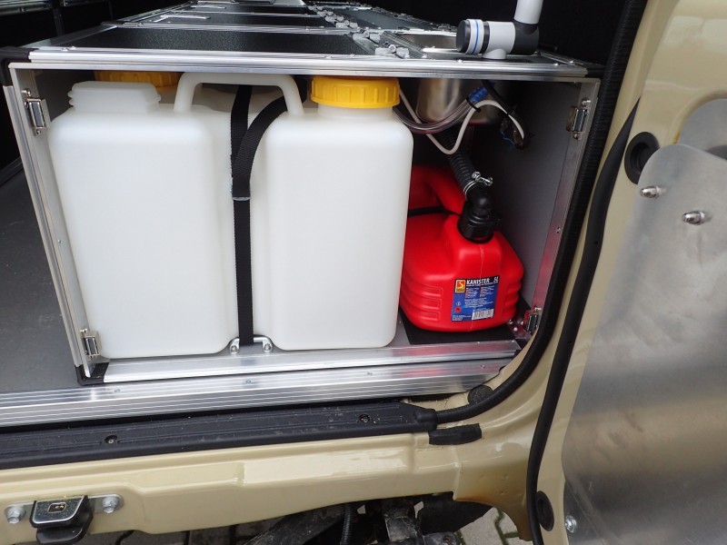 Toyota Land Cruiser HZJ78 Innenausbau Wasserkanister