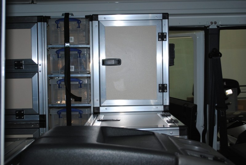 Land Rover Defender 110 Case Maker Möbel mit viel Stauaum